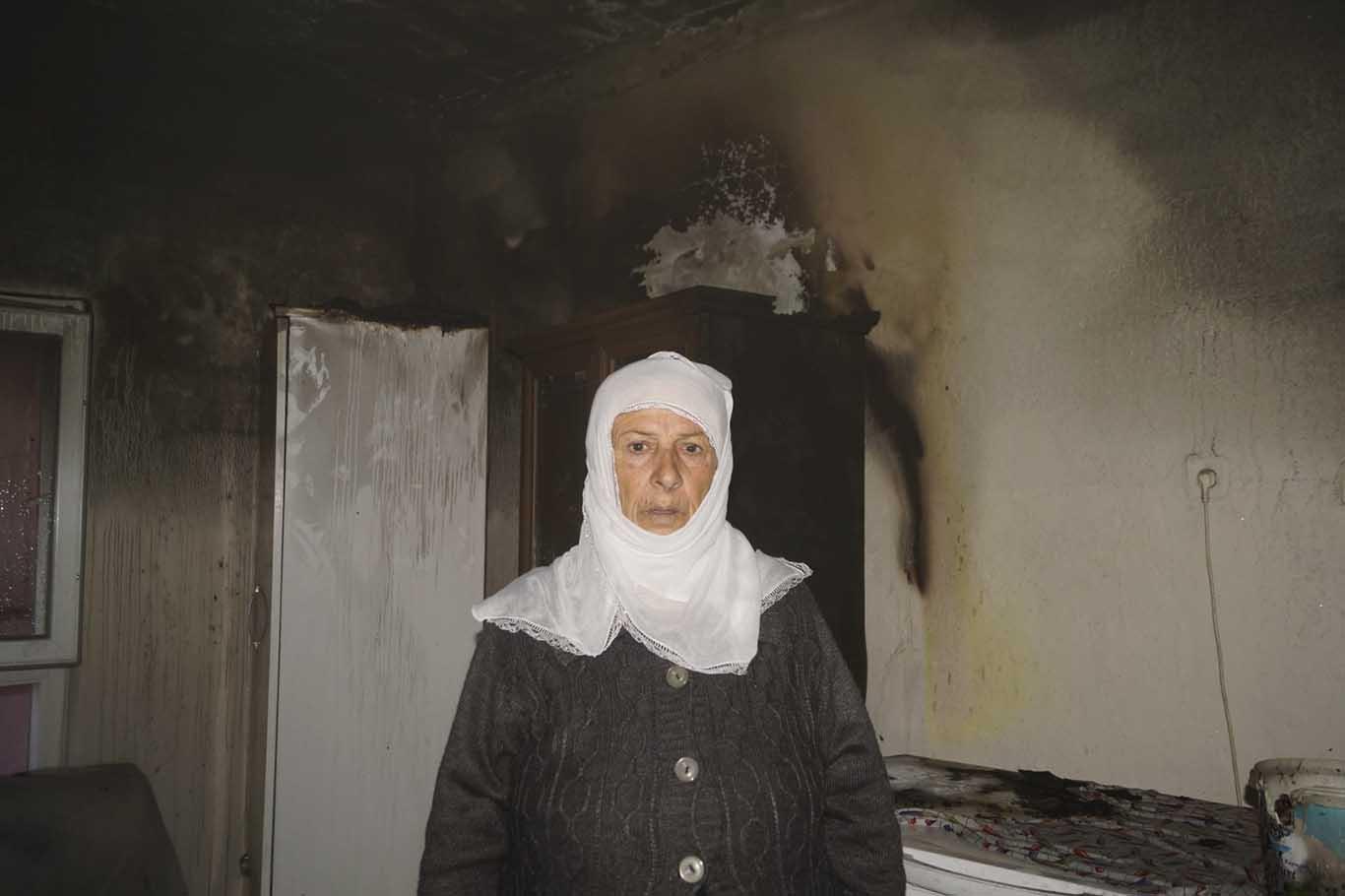 Evi yanan yaşlı kadın yardım bekliyor
